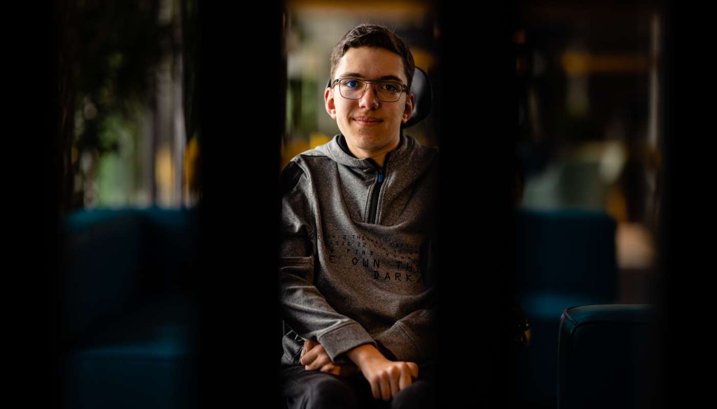 Matthijs, kind-ambassadeur van Spieren voor Spieren, kijkt naar buiten title=