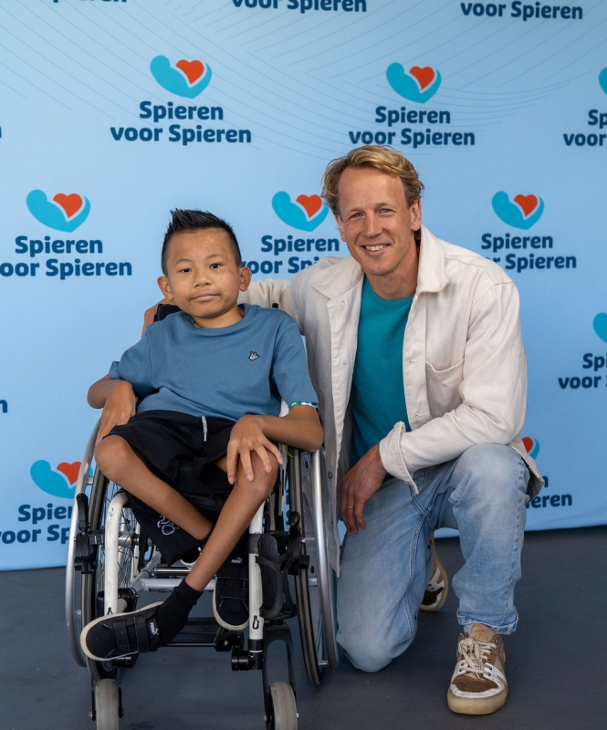 Over ons: Epke Zonderland topsport-ambassadeur van Spiren voor Spieren. Op de foto Met Yonathan, kind-ambassadeur