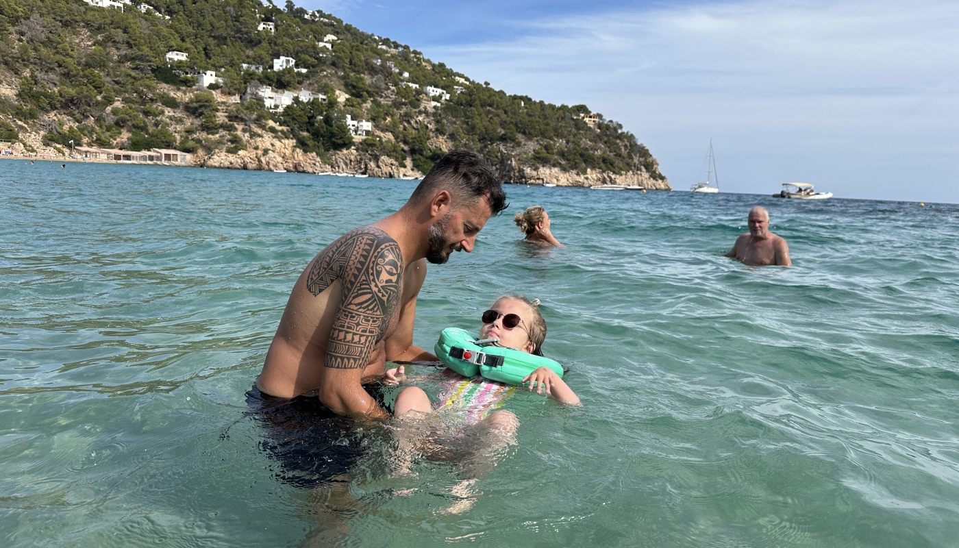 Lanah, kind-ambassadeur van Spieren voor Spieren, zwemt in de zee en geniet ervan dat ze zich ondanks haar spierziekte een beetje kan bewegen. title=