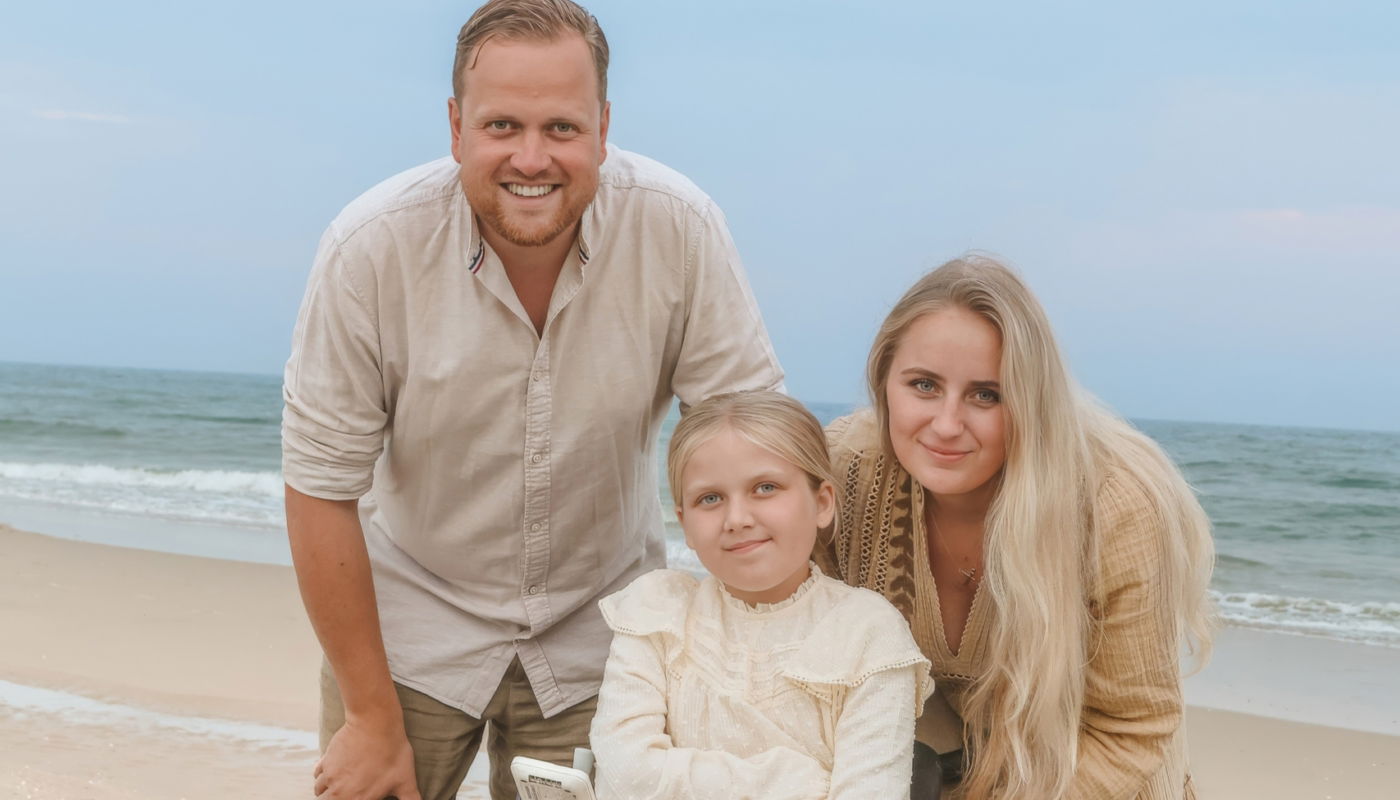 Dana met haar oom en tante die voor haar naar Spanje de camino lopen. title=