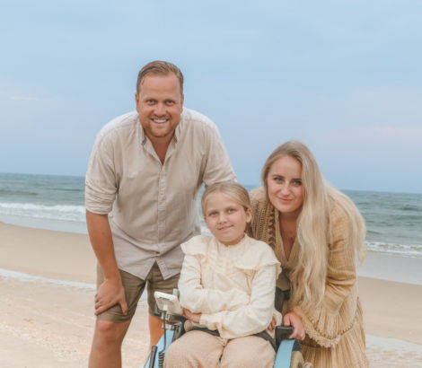 Dana met haar oom en tante die voor haar naar Spanje de camino lopen.